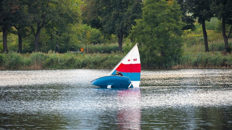 sailboats capsizing